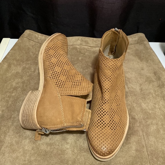 Dolce Vita Shoes - Dolce Vita tan ankle boots size 8